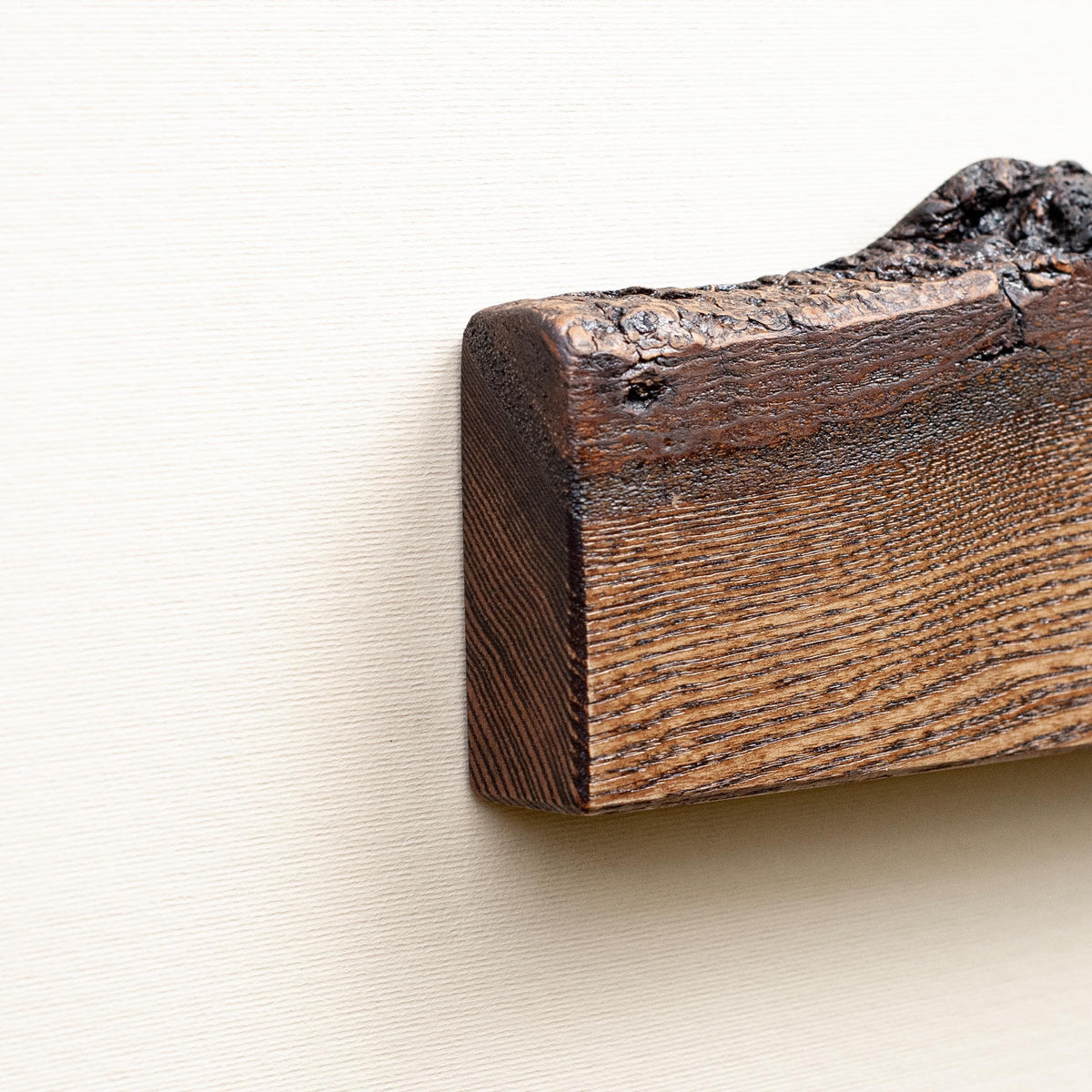 Magnetinis peilių laikiklis iš ąžuolo su natūraliu kraštu, 24 cm – nuotrauka 5