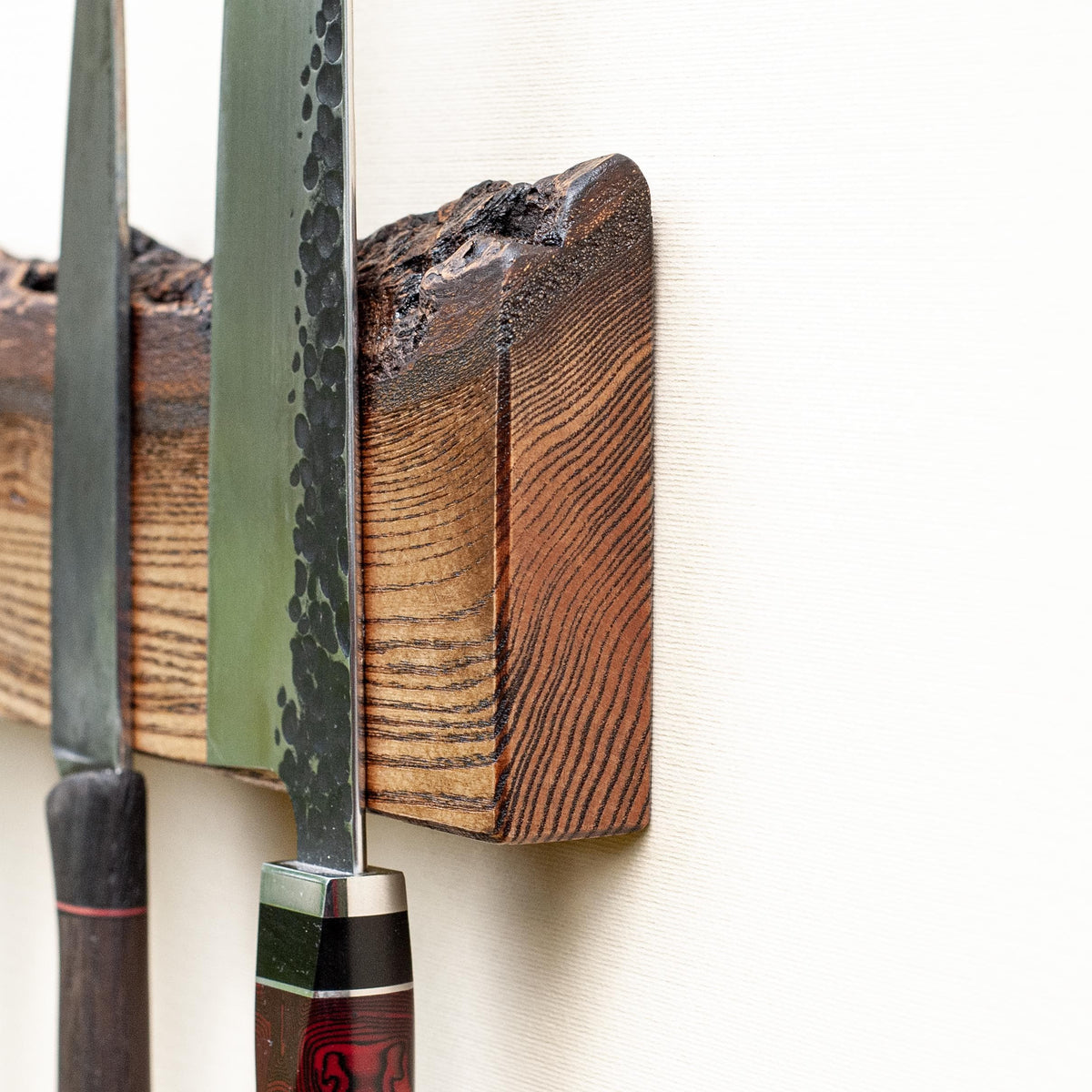 Magnetinis peilių laikiklis iš ąžuolo su natūraliu kraštu, 24 cm – nuotrauka 7