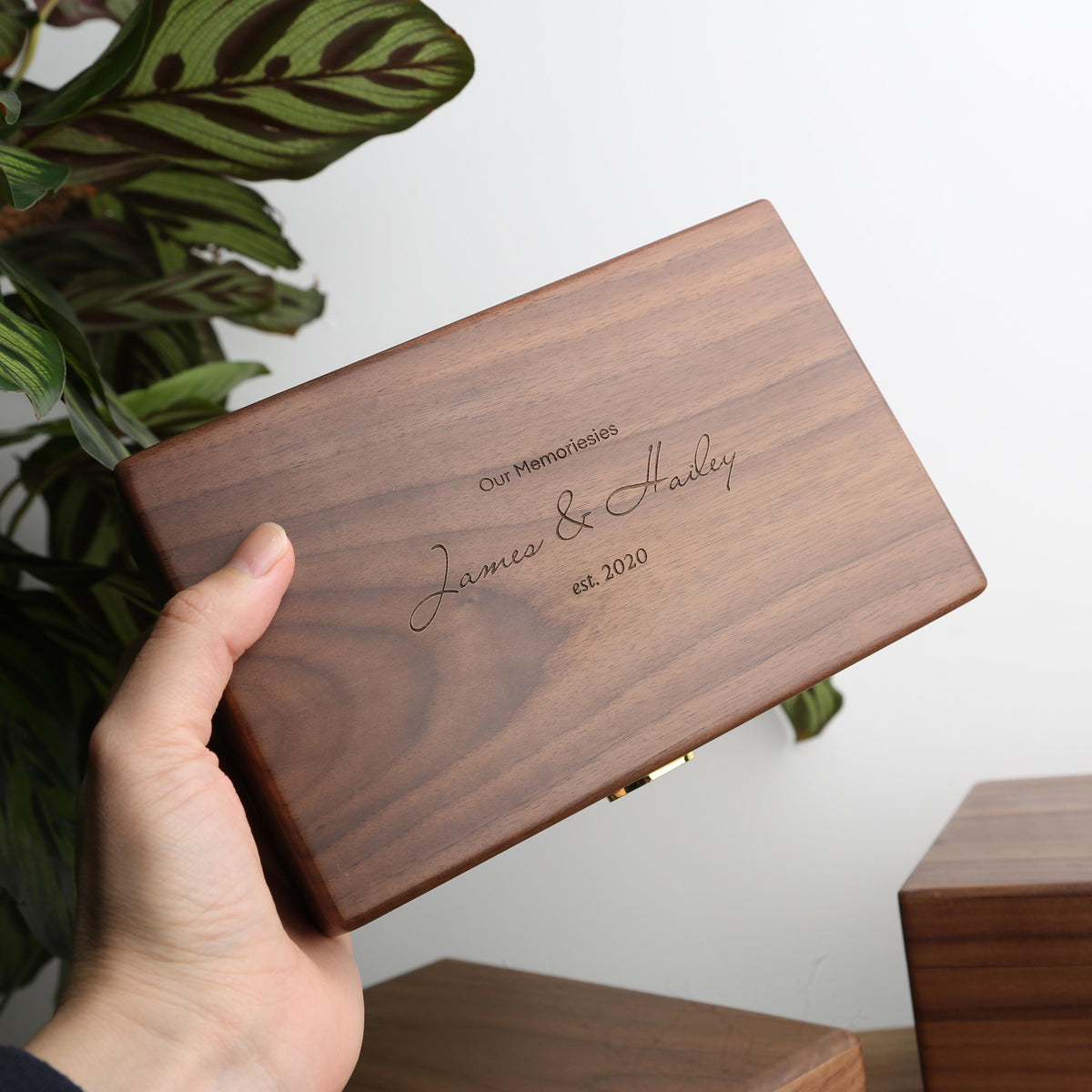 Personalizuota graviruota riešutmedžio atminimų dėžutė – nuotrauka 13