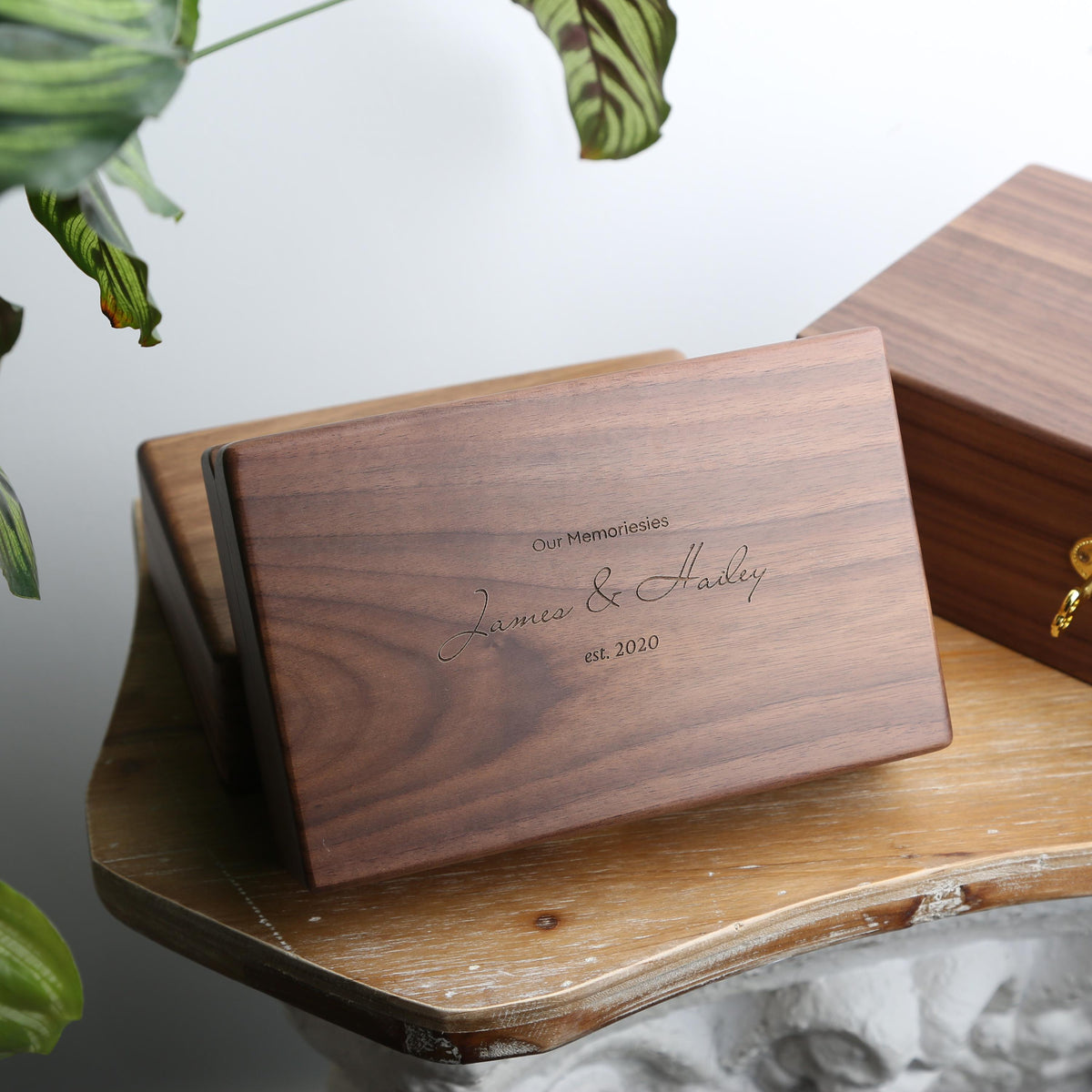 Personalizuota graviruota riešutmedžio atminimų dėžutė – nuotrauka 5